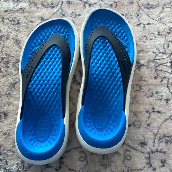 Crocs Lite Ride unisex, Blue and Black FlipFlops Sandals Size M 7 & W 9 - Picture 1 of 5